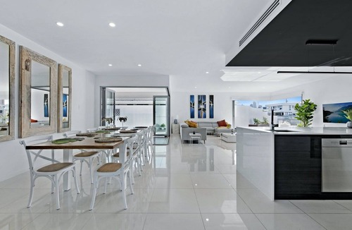 Broadbeach Waters House | Luxury Villas Majestic Palms (Heated Pool)