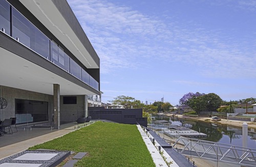 Broadbeach Waters House | Luxury Villas Urban Hideaway - Stay 5 Pay 4 winter special