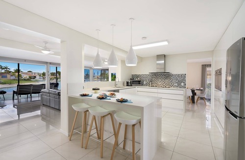 Broadbeach Waters House | Luxury Villas Whitehaven (Heated pool)
