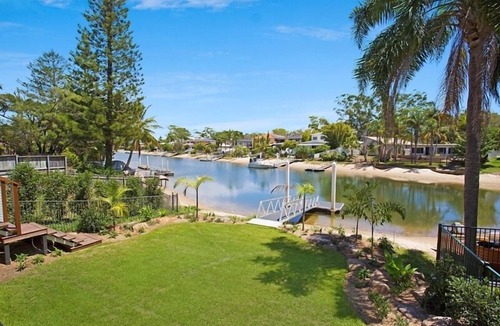 Broadbeach Waters House | Luxury Waterfront Living – Elegant 7-Bedroom Retreat in Broadbeach Waters