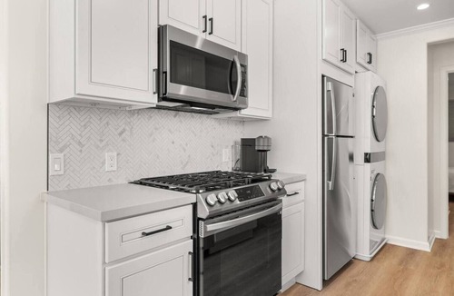 West Beach Apartment | Luxury West Beach Getaway, Blocks to Pier and Beach