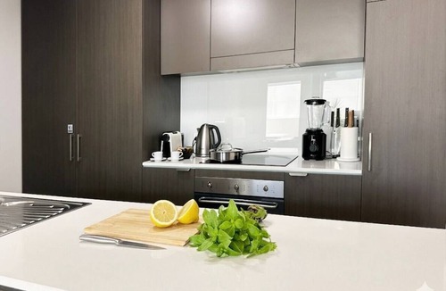 Fortitude Valley Apartment | MAango 1BR Apt James St Free Parking Balcony