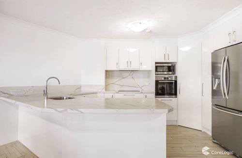 Main Beach Apartment | Main Beach Views!