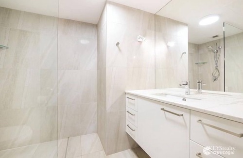 Main Beach Apartment | Main Beach Views!