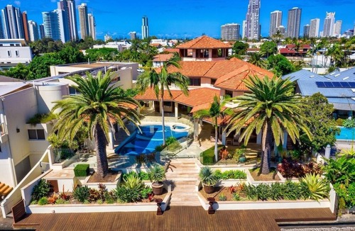 Southport House | Main River Grandeur Mansion, 4 Bed, Pool & Sauna