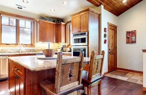 Mammoth Lakes Cabin | Majestic Mountain Escape: Elegant Home with Private Jacuzzi in Mammoth Lakes