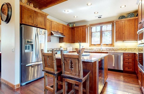 Mammoth Lakes Cabin | Majestic Mountain Escape: Elegant Home with Private Jacuzzi in Mammoth Lakes