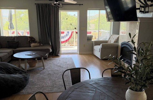 Oak Shores House | Make yourself at home at this cozy and inviting lake house in Oak Shores