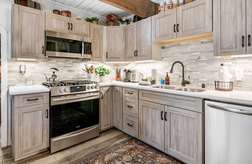 Woodlands House | Mama's Bear Cottage - Mini ranch cabin away from it all! Smart TV and WiFi!