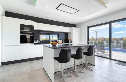 Mato Serrao Villa | Manatee - Modern & Luxurious villa