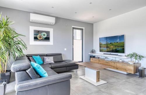 Mato Serrao Villa | Manatee - Modern & Luxurious villa