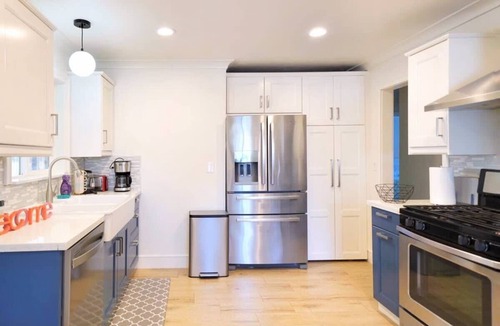 Redwood City House | Marbella Lane - Vibrant 4BR RWC Ldry