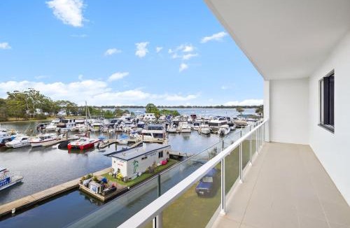 Sandstone Point Apartment | Marina Retreat
