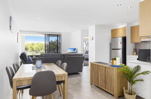 Sandstone Point Apartment | Marina Retreat