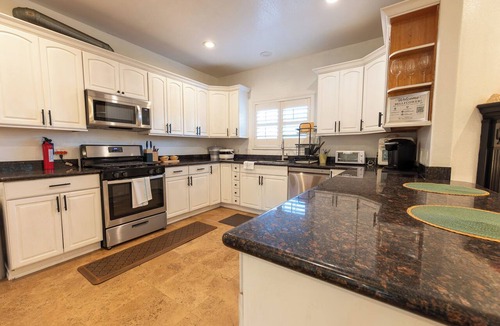 Bellflower House | Massive High-Ceiling Home in the Heart of Bellflower for Large Groups