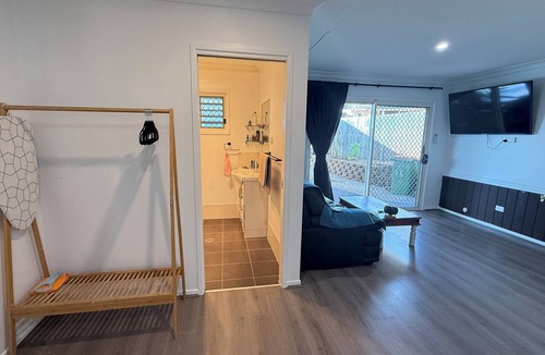 Collingwood Park Hotel | Master King Room for Short Stay