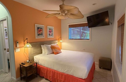 Kahana Hotel | Maui B&B - 3 Ensuite Rooms - Steps from Beach w AC