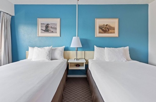 Kahului Hotel | Maui Escape | Harbor Views | Outdoor Pool | 4.7 mi to Maui Tropical Plantation