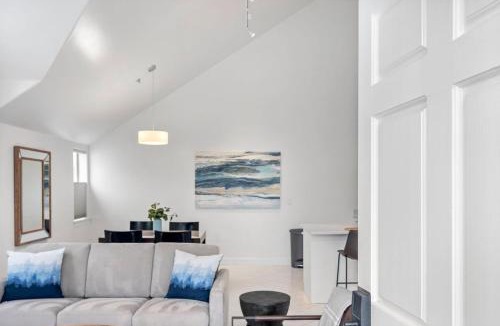 Half Moon Bay House | Mavericks Penthouse Downtown Luxury on Main Street Half Moon Bay