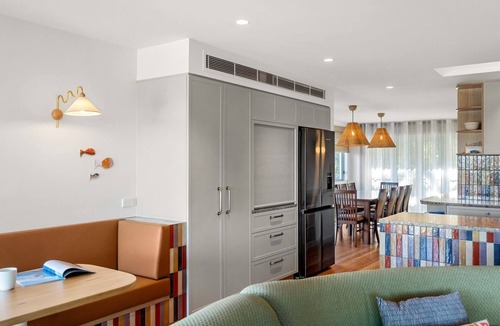 Mollymook Beach House | McGrath welcomes you to Hook Wine And Sinker