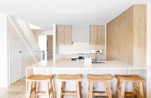 Burleigh Waters House | Mediterranean Villa by the lake, 5 minutes to Burleigh Heads