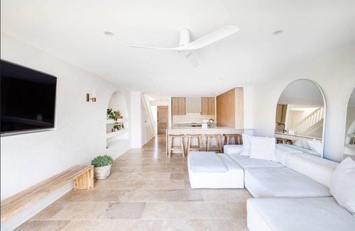 Burleigh Waters House | Mediterranean Villa by the lake, 5 minutes to Burleigh Heads