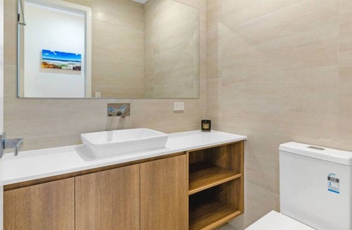 Pimpama House | Melville · 5 brm Luxury Family Home, Close to Theme Parks, Golf Club, Beaches