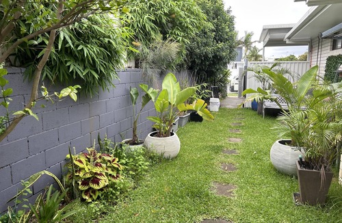 Mermaid Waters Villa | Mermaid Beach Pet-Friendly Cottage - walk to the beach, cafes, and woollies.