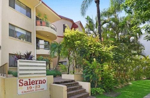 Mermaid Beach Apartment | Mermaid/Nobby Beach Walk to Beach & Restaurants