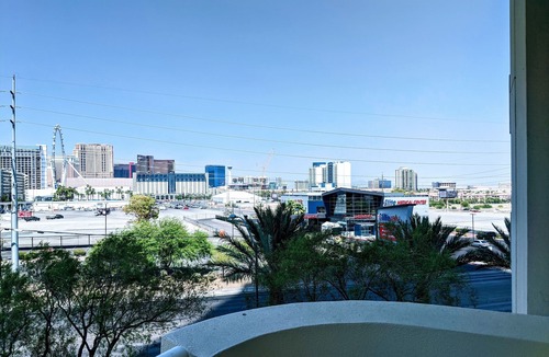 Las Vegas Apartment | MGM Signature Balcony Suite 2817 NO RESORT FEE
