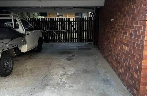 Kangaroo Point Apartment | Mid-Century Pad - 1 bed/1 bath/1 car 10 min CBD