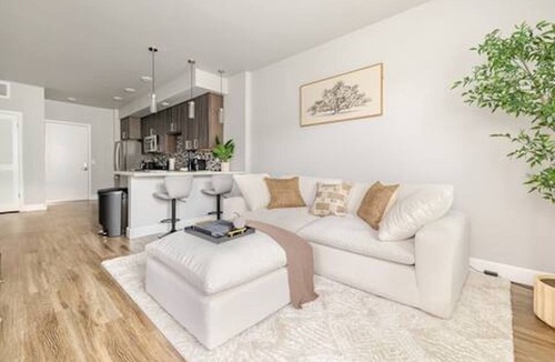 Downtown Sacramento Apartment | Mid-rise Modern Lux loft In The City