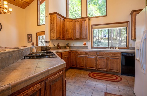 Dorrington Cabin | Millville Chalet ~ Pool Access!
