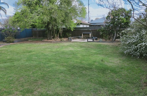 Harristown House | Min 1 week - Best Value FULL HOUSE in Toowoomba - Foxtel & NBN