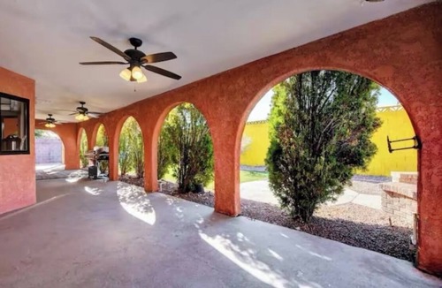 Spring Valley House | Minutes to Strip-swimming pool, golf, ping pong, pool table, games and more.