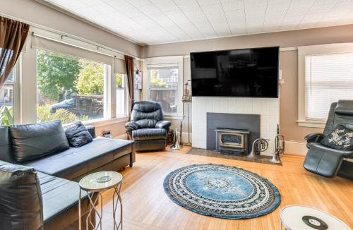 Stockton House | Miracle Mile Stay: Classic Stockton Home w/Yard!