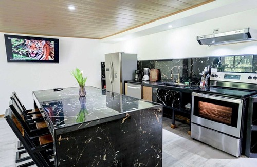 Puerto Viejo de Talamanca Hotel | Modern 2BR Penthouse w/Bathtub, Smart TV, Full Kitchen, A/C + Pool
