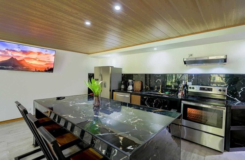 Puerto Viejo de Talamanca Hotel | Modern 2BR Penthouse w/Bathtub, Smart TV, Full Kitchen, A/C + Pool