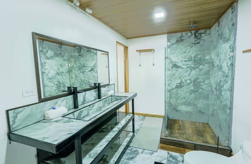 Puerto Viejo de Talamanca Hotel | Modern 2BR Penthouse w/Bathtub, Smart TV, Full Kitchen, A/C + Pool