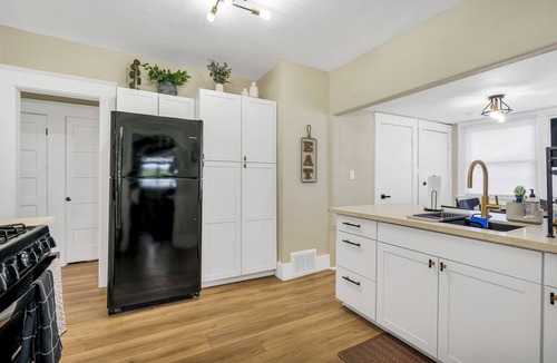 Tower District House | Modern 2-bedroom house in Tower district fully fenced with outside sitting area
