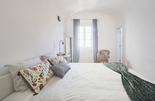 Evora House | Modern 2 BR Near Praça do Giraldo w/ balcony
