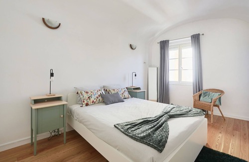 Evora House | Modern 2 BR Near Praça do Giraldo w/ balcony