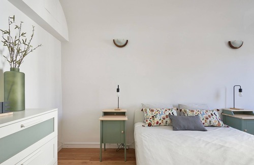Evora House | Modern 2 BR Near Praça do Giraldo w/ balcony