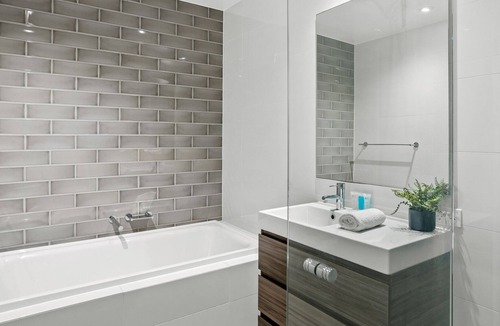 Newstead Apartment | Modern 2-storey Apartment with Pool, Gym and BBQ