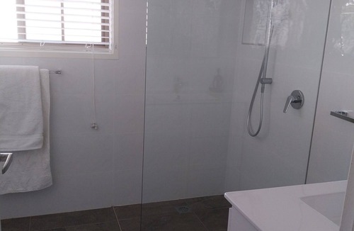 Burleigh Waters Apartment | Modern 2BR/2BA Oasis - Minutes from Burleigh Heads Beach.