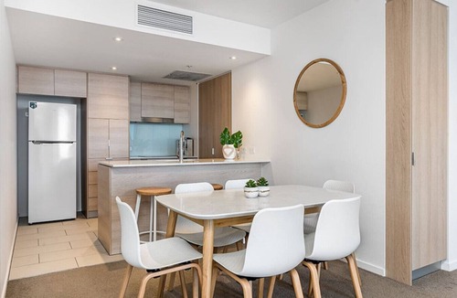Broadbeach Condo | Modern 2BR Broadbeach - Ocean & Hinterland Views