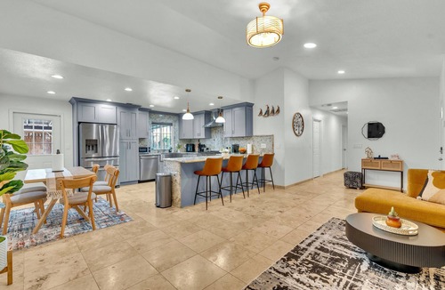 Fresno House | Modern 3BR Pool Home w EV Charger-BBQ-Firepit
