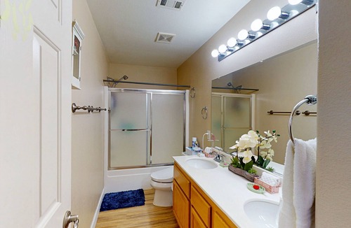 Sovana House | Modern 4BR/2BA House, Cal King Bed, Las Vegas Gem! S Rainbow Blvd & Russell Rd.