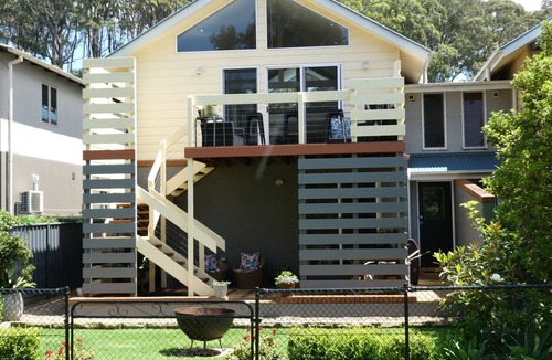 Long Beach Villa | Modern 5brm Beachfront Bliss - Fur babies welcome - foot steps to golden sands