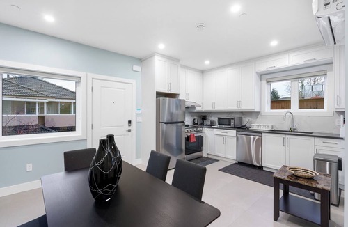 Fraserview House | Modern 6BR Family Home Near YVR Airport & Downtown